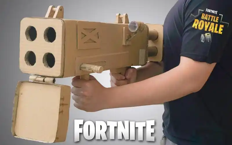 小伙用废纸板做手工,自制硬核游戏装备,四联火箭筒火爆来袭