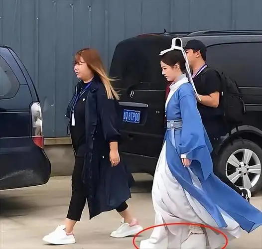 不过现在增高鞋垫也跟上时代开始变得五花八门,其中就有一种穿在袜子