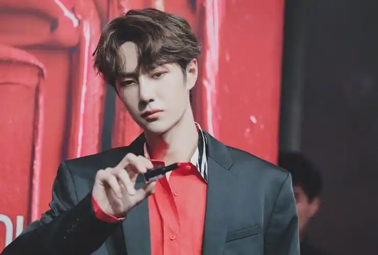 王一博最新造型穿红色衬衫帅气十足白牡丹变红玫瑰