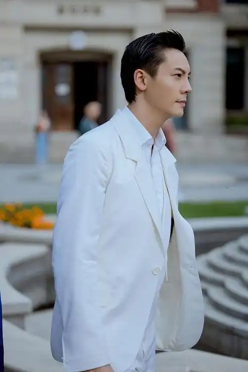 陈伟霆参加央视2021国庆晚会.