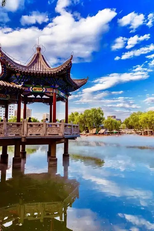 《 阔别四十重相聚 聚首金城话友情 》