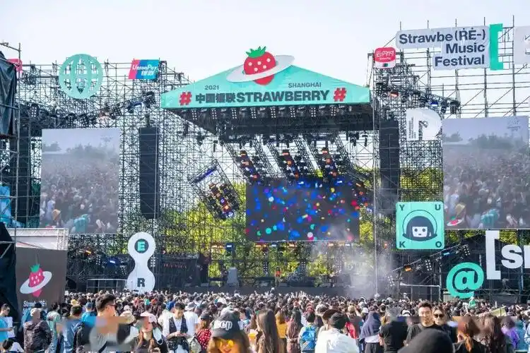 刷屏b站嗨翻草莓音乐节这个潮流品牌挑战冷场