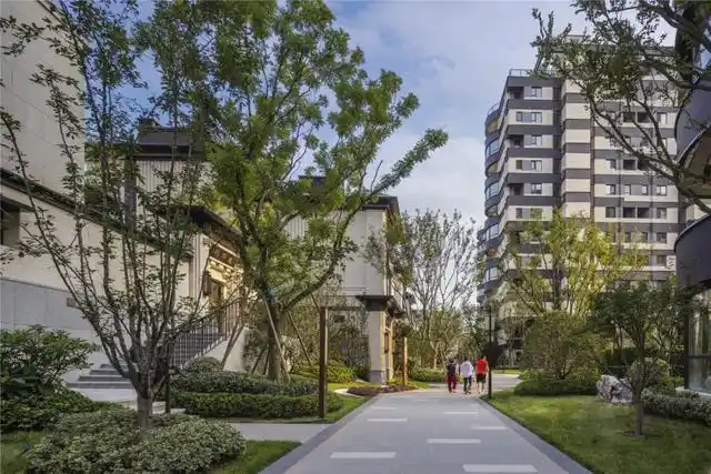 一城山水一城诗济南龙湖景粼原著