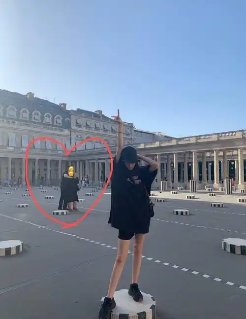 迪丽热巴更新ins发自拍,刘海捂眼时间太长,嘟着嘴担心_工作_生活_照片