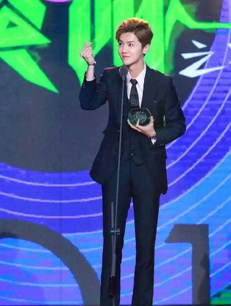 穿西装的男人最帅,看鹿晗穿西装打领带绅士帅气又不失少年感,喜欢吗?