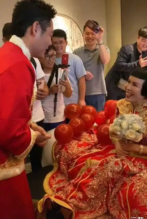 55岁上海女富婆嫁小鲜肉男友引热议网友群嘲不想努力了