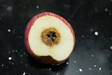 把腐烂的苹果切成两半.