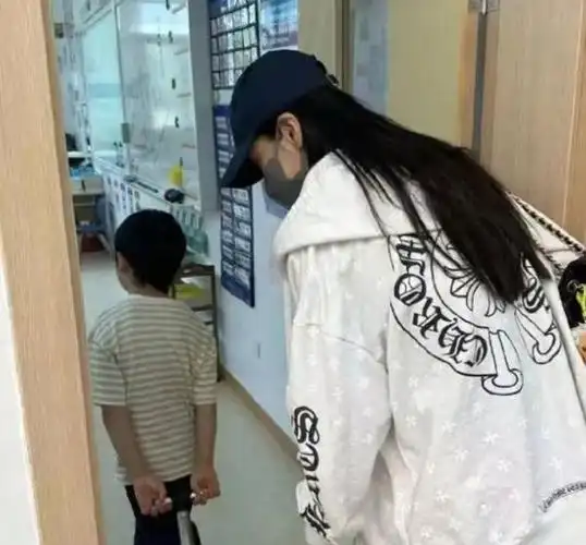 baby晒与儿子合照庆祝中秋节小海绵头发颇长长相乖巧性格很皮