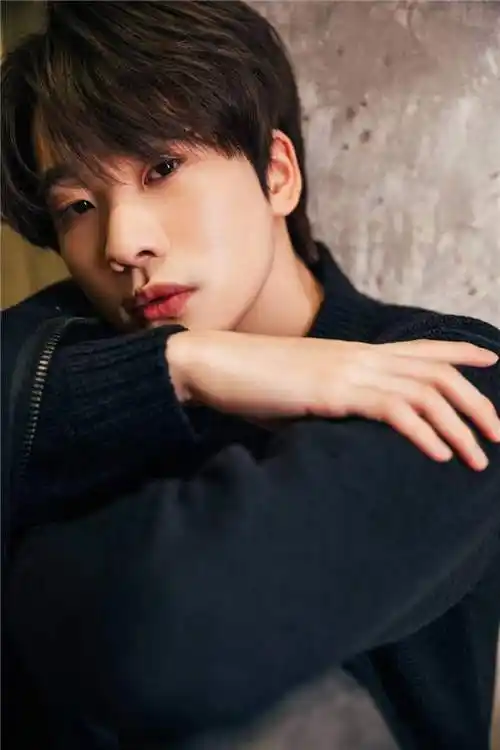 连淮伟亮相时尚品牌活动纯净经典诠释秋日潮流美学