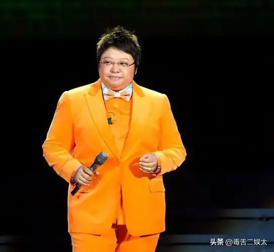 她当众下跪后,竟还成了娱乐圈的众矢之的|韩红|成龙|公益人|慈善事业