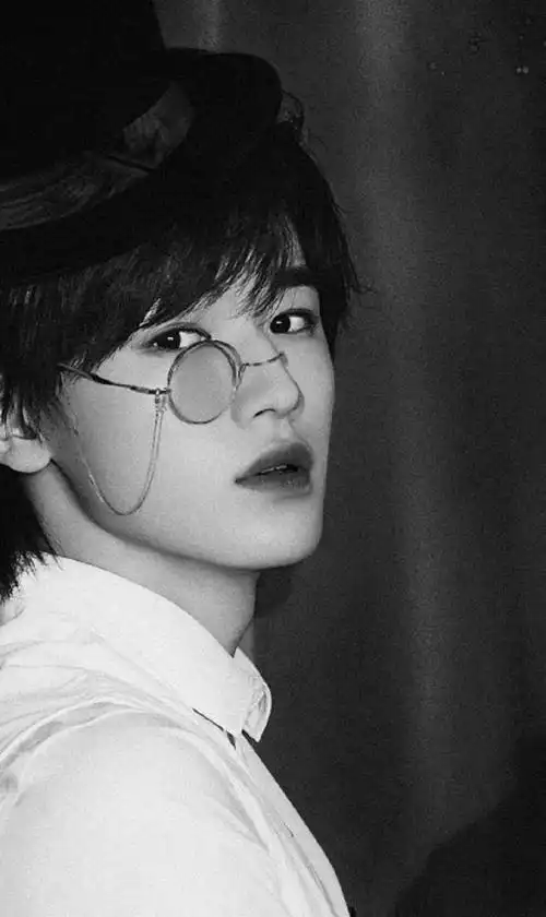 宋亚轩壁纸眼镜抵挡不住的帅气