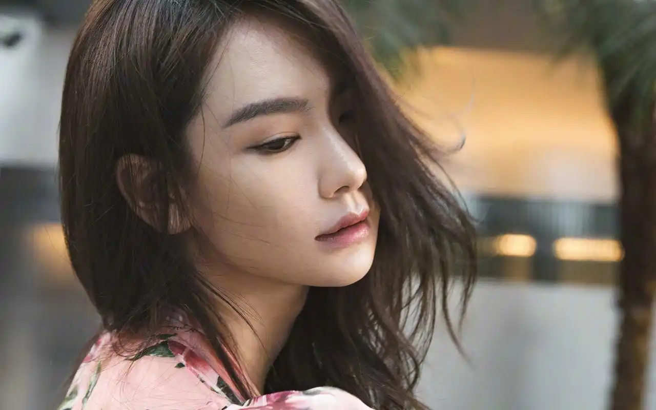 戚薇迷人性感高清桌面壁纸