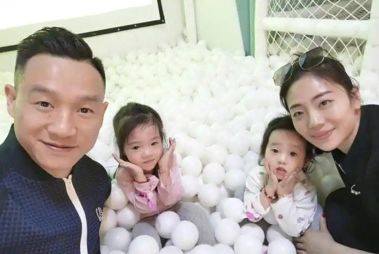 杨威晒一家五口合照,杨云穿连衣裙秀美腿,10岁杨阳洋越长越帅!