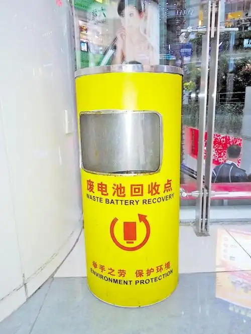 在广州正佳广场首层中庭放置的两个废旧电池回收筒,却多被市民当做