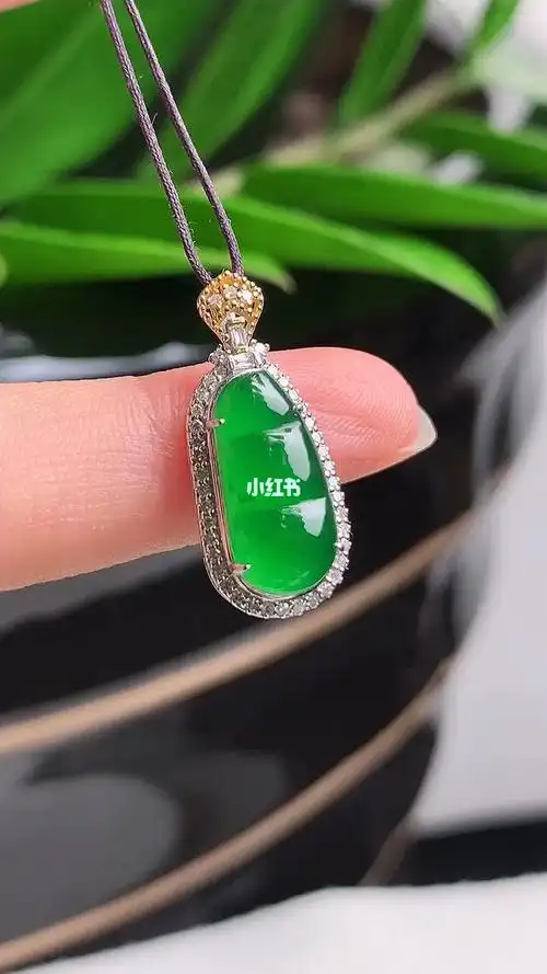 18k镶嵌冰阳绿福豆四季豆翡翠吊坠520006