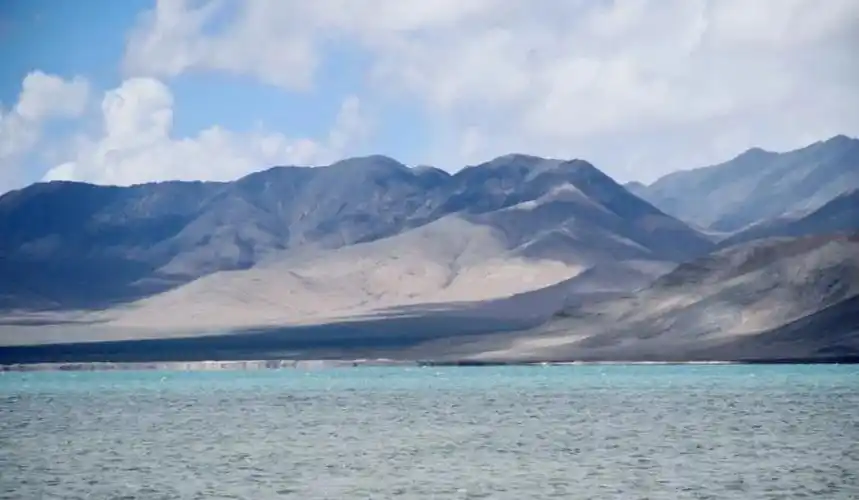 国内又一列旅行专列通车!雪山,戈壁,沙漠……一路朝圣!