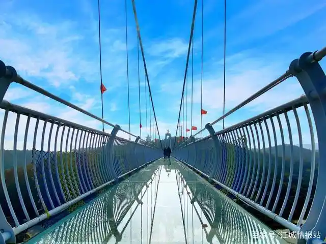 "湖北九寨沟"你去过没?4a景点不收门票,玻璃栈道上秋色醉人