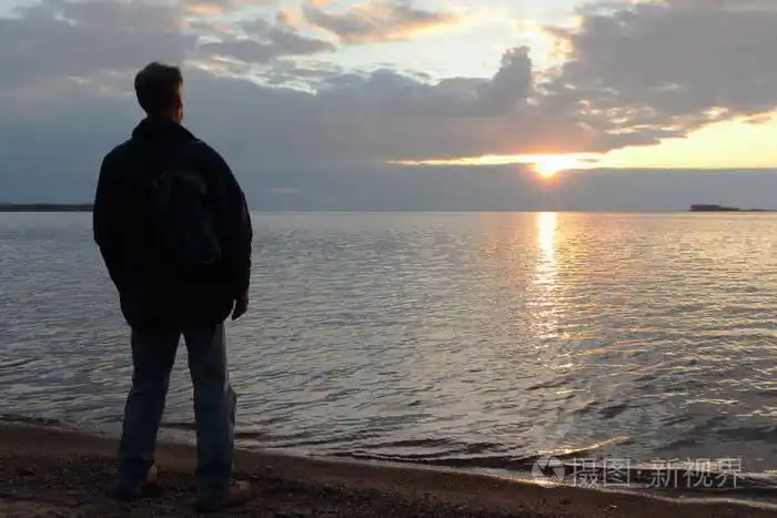 在河岸边在日落照片-正版商用图片0zhgbd-摄图新视界