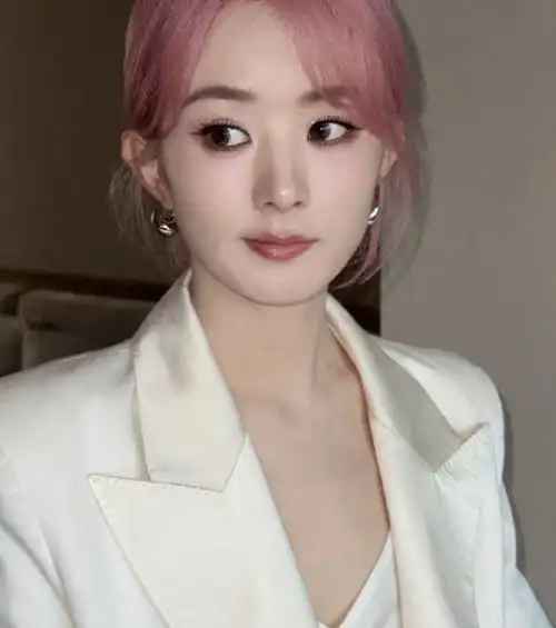 37岁赵丽颖新造型曝光:染粉色头发太另类,换个心情放飞自我