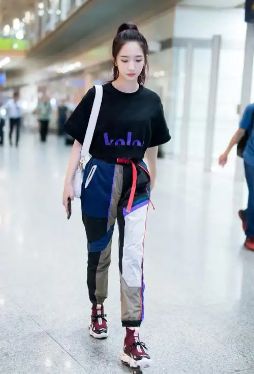 简介:孟美岐酷美机场街拍图片,分享一组孟美岐图片给大家,图中的明星