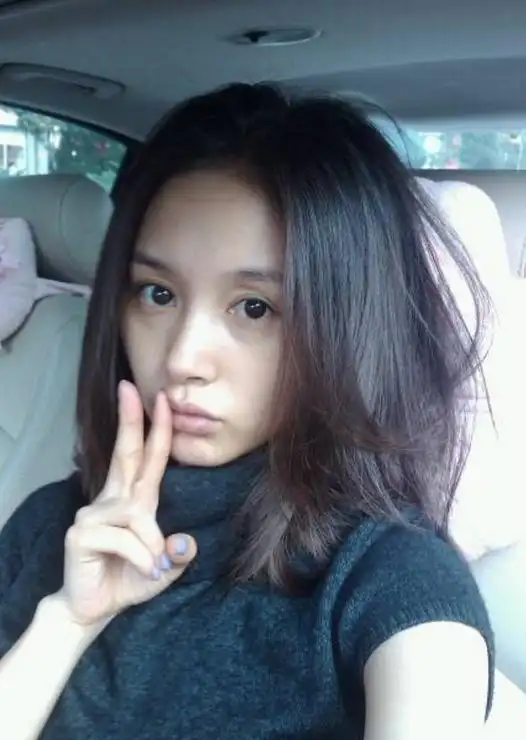 刚出道的王子文,十分喜爱戴草帽,11年前顶着杀马特造型被关注