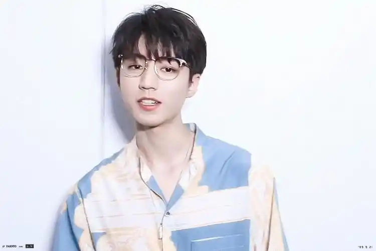 王俊凯戴眼镜好帅啊