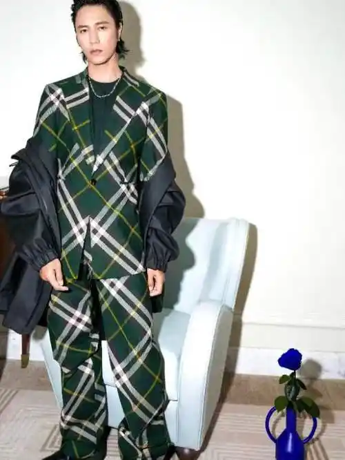 陈坤撞衫秀场帐篷#陈坤帅气洒脱的穿搭真让人喜欢,这个大背头也好靓!