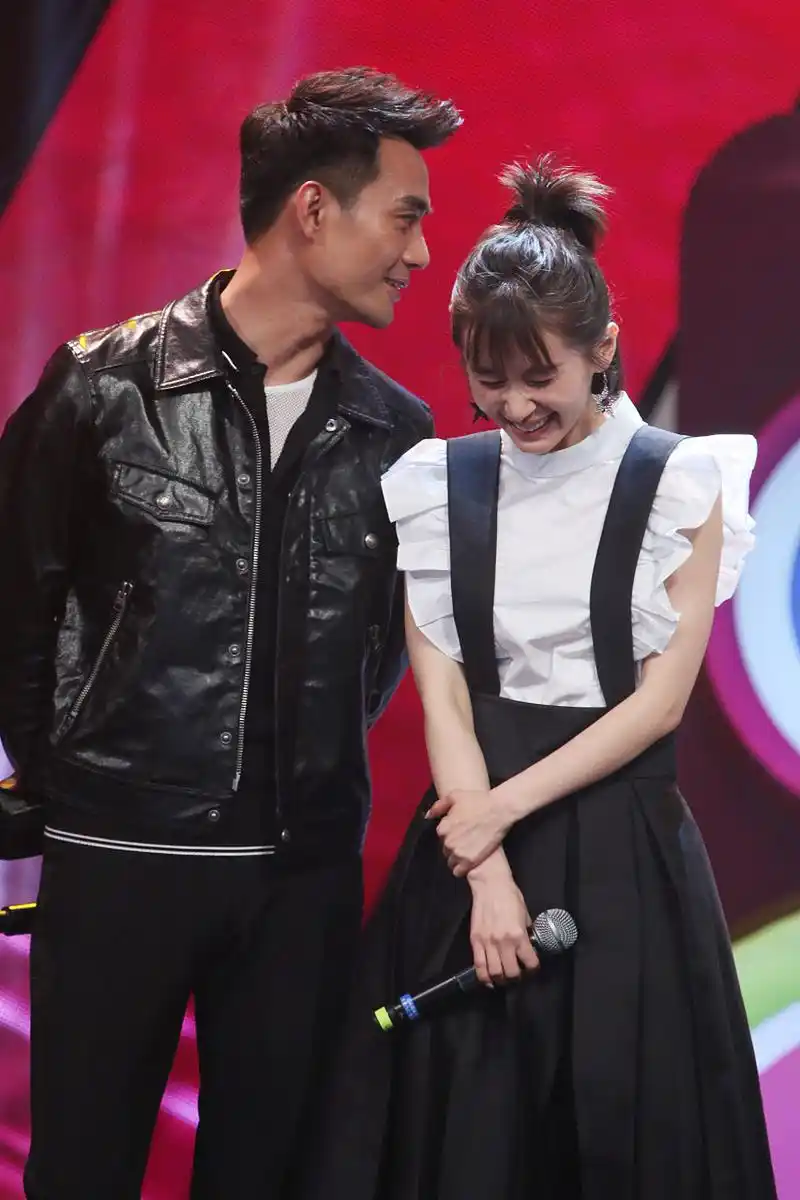 杨紫和李现在湖南卫视跨年晚会上的合唱,让我瞬间穿越回了《亲爱的