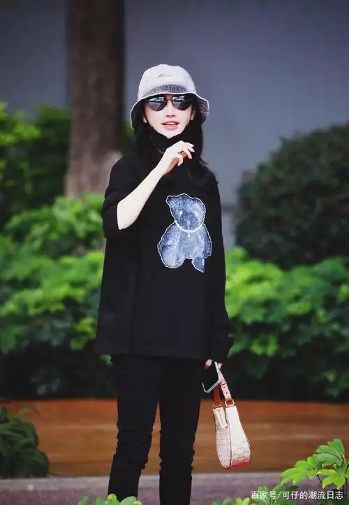 景甜印花t恤搭配黑色紧身裤全黑机场穿搭,甜酷范儿十足