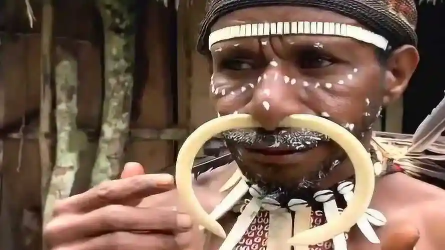 非洲原始部落勇士,正在佩戴狩猎来的野猪牙,我们应该尊重他们的习俗!
