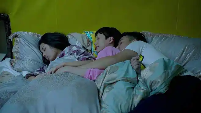 小别离大结局:朵朵故意和父母一起睡,撮合父母复合,煞费苦心!