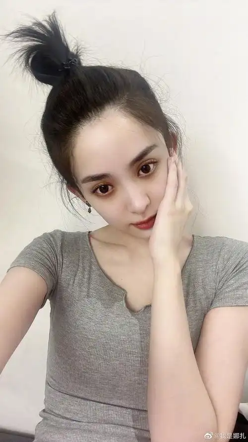 娜扎穿黑色连体裤跳舞(娜扎晒瑜伽健身照)5