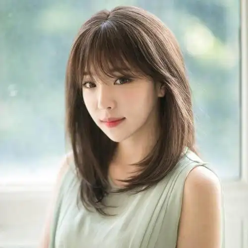 斜刘海看起来比较乖乖女的模样,发尾轻轻的内扣不仅能修饰脸型,还