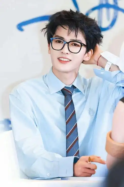 朱正廷青春校园剧男主#朱正廷首本个人写真签售会正在进行中,现场