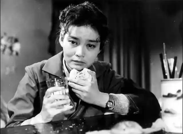 (电影《人到中年》剧照) 谌的小篆写法如图