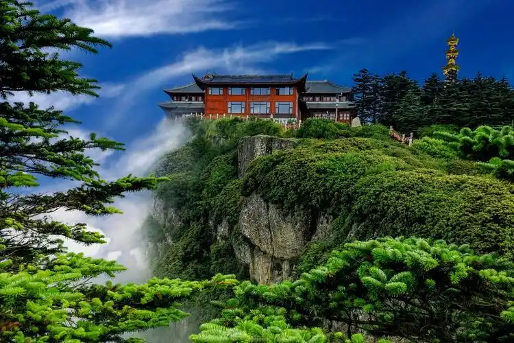 四川峨眉山是著名的佛教圣地最高峰万佛顶海拔3099米雾气笼罩的峨眉山