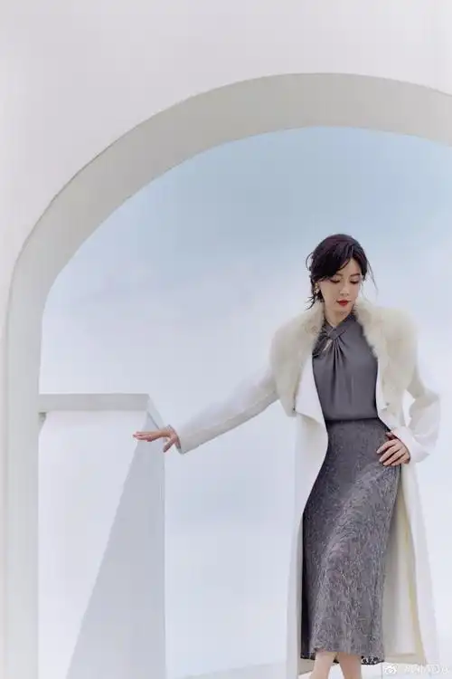 演员@陈数身着#giada2024臻绒限量系列#,彰显奢华韵味,演绎优雅气场.