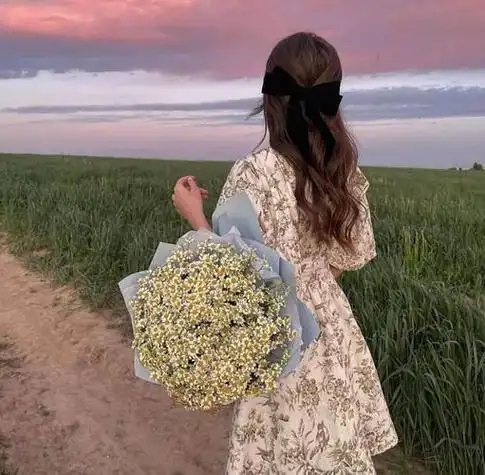 超甜美的海边背影女生头像