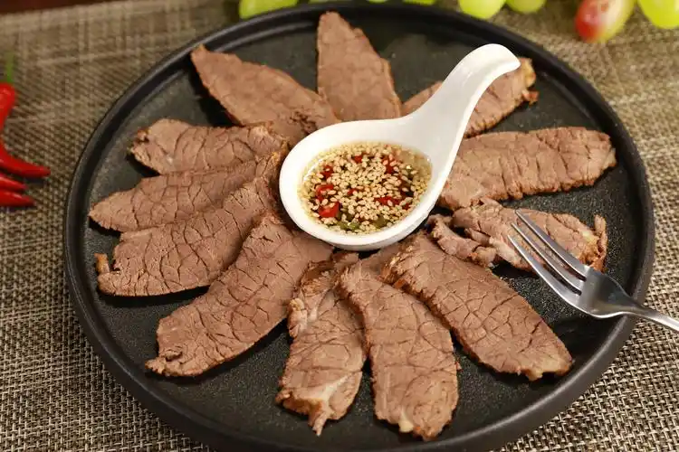 5,出炉,取出牛肉切片摆盘即可