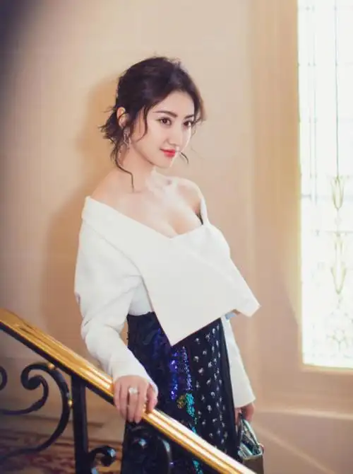 景甜秀好身材,画面香艳.