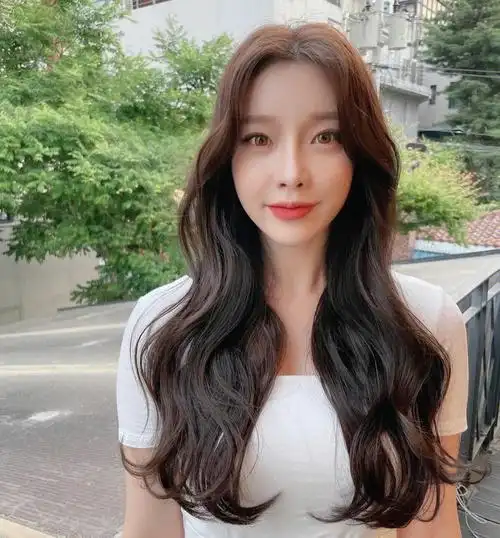 中长发女生春天推荐造型自然烫