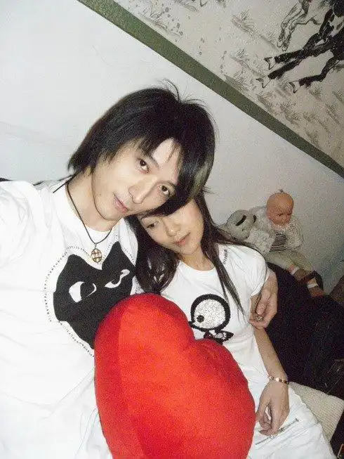 陈紫函成名前男友曝光亲密情侣照