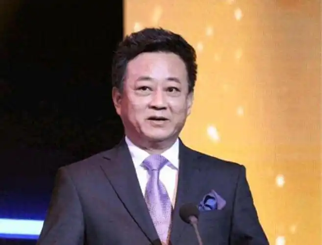 朱军大病一场后首露面,脸肿成馒头双眼难睁开-大江头条