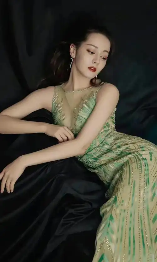 这身绿色的裙子真的很性感,身材比例很好,好羡慕|迪丽热巴·迪力