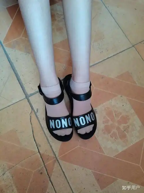 我是女孩,喜欢光脚穿凉鞋,可是父母说女孩赤脚不雅,我要是光脚被他们