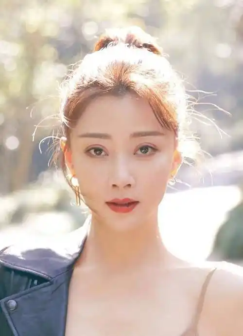 殷桃,曾经得过多次"视后",算是一个有颜值有演技的女演员了.