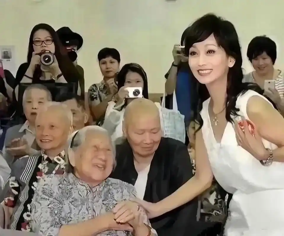 2018年,64岁的赵雅芝走进了养老院,探访那里的老人.