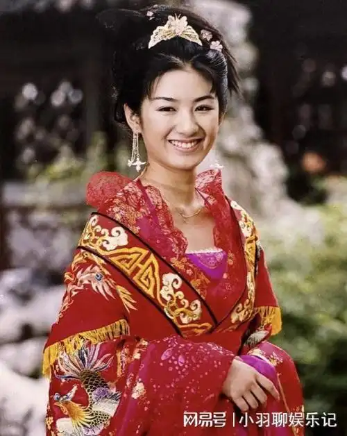 黄奕晒新剧上错花轿未公开剧照娇俏又单纯