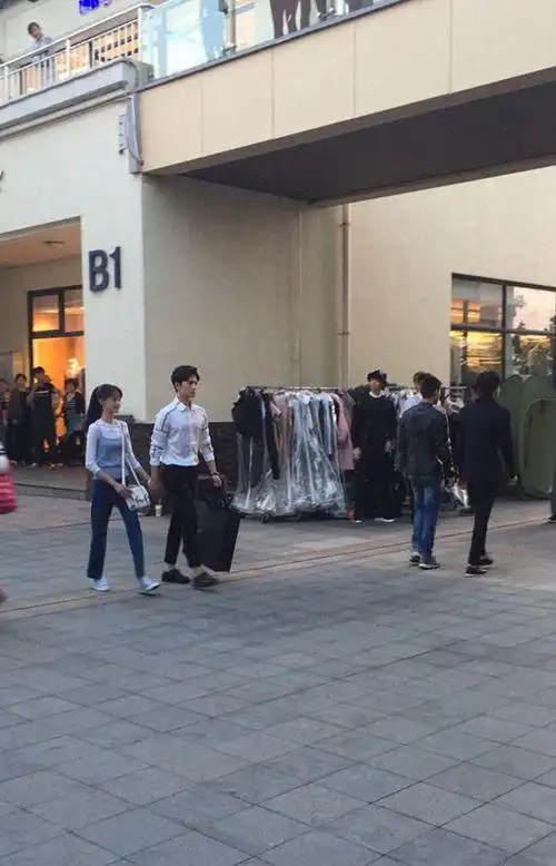 郑爽杨洋十指紧扣长衣长裤难掩瘦弱网友直呼太心疼