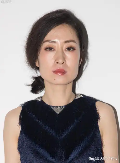 刘敏涛蓝色修身裙亮相,腿部线条优雅迷人,时尚与气质双璧,让全场为之